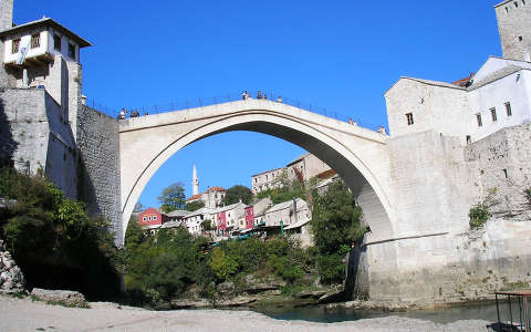 A híd a Neretva partjáról, Mostar, Bosznia-Hercegovina