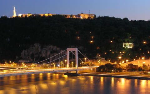 Duna és az Erzsébet híd esti fényekben, Budapest, Magyarország