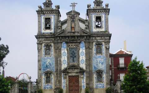 Portoi templom kék csempés homlokzata. Portugália