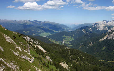 Dél-Tirol, Olaszország. Balra az Alpok, jobbra a Dolomitok vonulata.