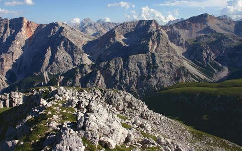 Braies-Dolomitok, Dél-Tirol, Olaszország. Látvány a Hochalpenkopfról.