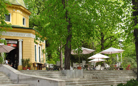 Dóm tér közelében lévő kávézó, Pécs
