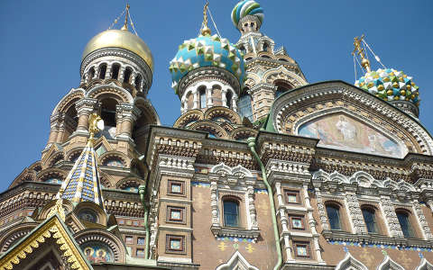 Szentpétervár, templom díszes épűlete és tornyai