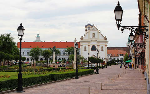 Magyarország, Vác, Március 15. tér, háttérben a Fehérek temploma
