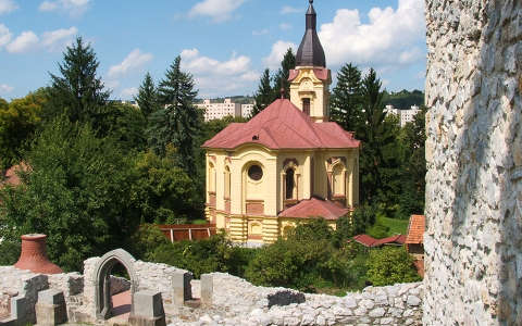 Miskolc, evangélikus templom a diósgyőri vár mellett