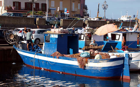 Olaszország,Pozzuoli,halászhajó a kikötőben