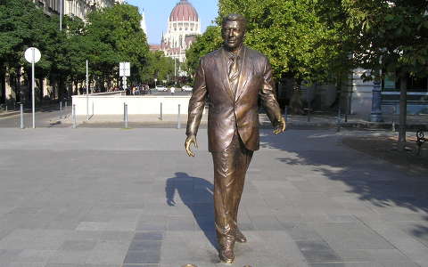 Ronald Reagan amerikai elnök szobra a Szabadság térnél,Budapest