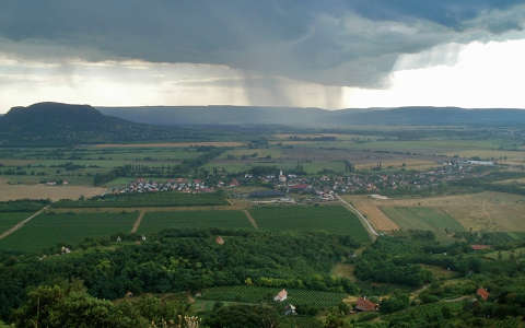 Esőefelhők Csobánc várához félúton