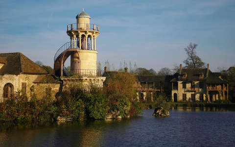 Versailles-i kastely, Versailles osszel, Kis Trianon park , A kiralyno tanyaja, Marlborough torony