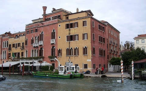 Olaszország, Velence, Canal Grande, kukás-hajó