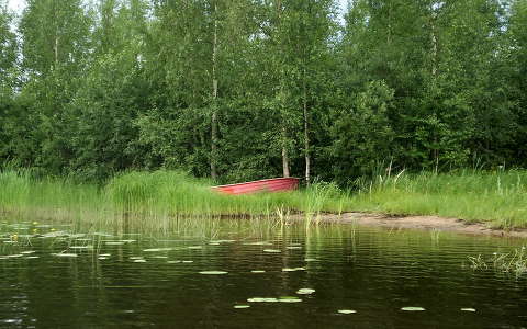 Finnország -csónak a tóparton