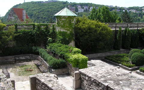 Kilátás a Budai vár kertjéből a Gellért hegyre,Budapest