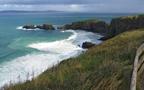 kövek és sziklák tenger tengerpart írország