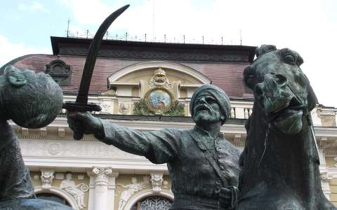 Eger, Dobó tér, a végvári vitézek emlékművének részlete a Városháza előtt