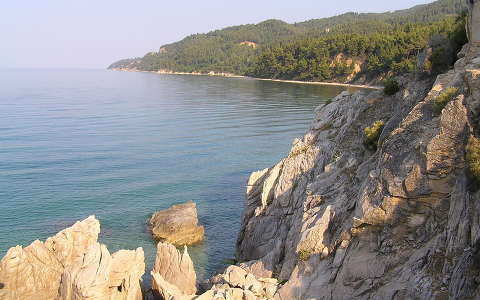 kövek és sziklák tenger tengerpart öböl
