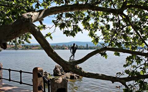Magyarország, Tata, Öreg-tó, Keresztelő Szent János szobra