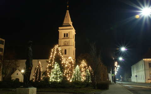 karácsonyi dekoráció templom éjszakai képek