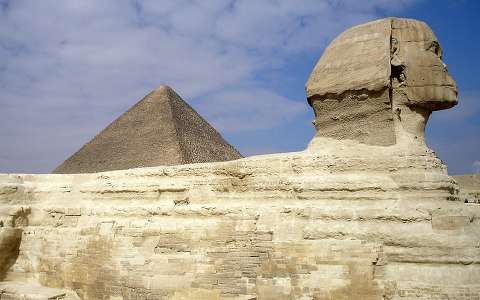 Szfinx és piramis
