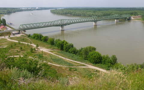 Beszédes József híd Dunaföldvárnál, a Kálváriáról