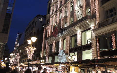 Deák Ferenc utca karácsonyi fényekben