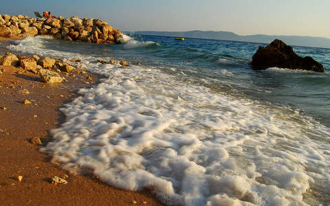 kövek és sziklák tenger tengerpart