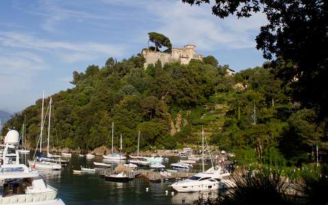 Portofino, kikötő és a vár