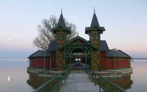 A felújított pavilonsor bejárata, Keszthely