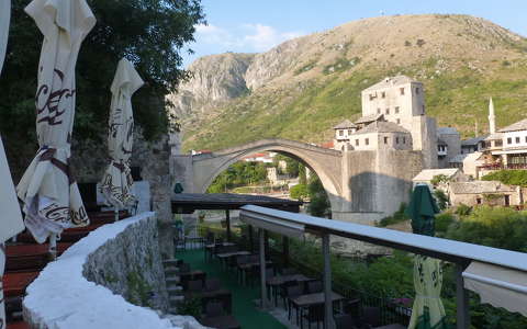 Az újjáépített Öreg Hidat lassan eléri a reggeli napfény, Mostar, Bosznia-Hercegovina