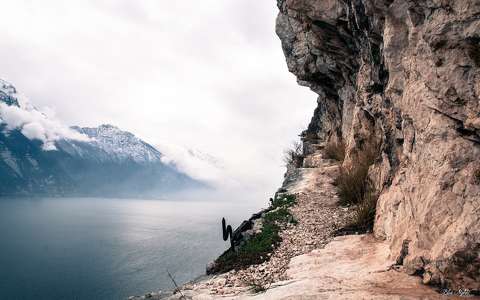 címlapfotó hegy kövek és sziklák tó