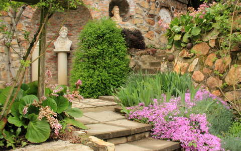 Bory-vár kertje