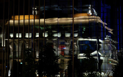 Nemzeti Színház tükörképe éjszaka.