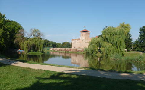 Gyulai vár és csónakázó tó
