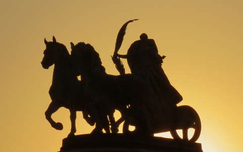 budapest magyarország napfelkelte szobor