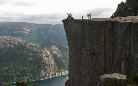 Norvégia   Lyse-fjord,   Preikestolen  (Prédikálószék) 604 m magas sziklaszirt