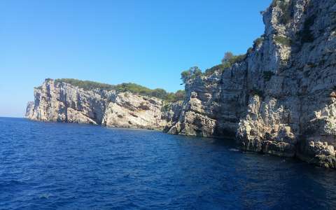 horvátország kövek és sziklák tenger