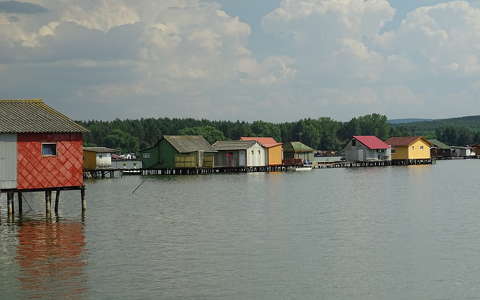 Bokodi úszó falu