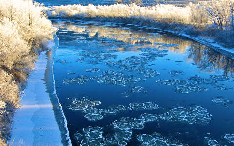 folyó jég tél tükröződés