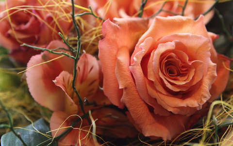 névnap és születésnap rózsa virágcsokor és dekoráció