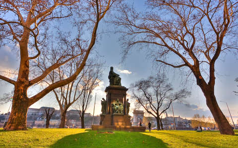 Roosevelt tér gresham lánchíd vár budai platán akác védett szobor fa kertek és padok budapest magyarország