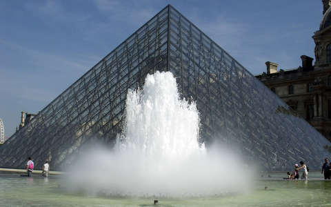 Franciaország, Párizs, Louvre Palota - üvegpiramis