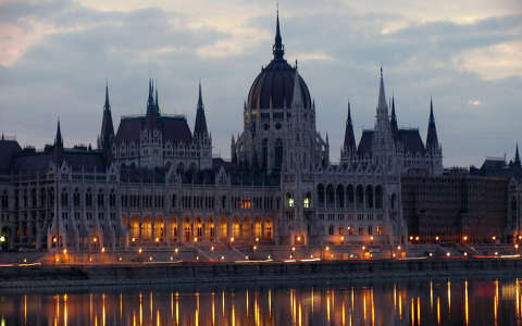 Esti fényben, Parlament, Budapest, Magyarország