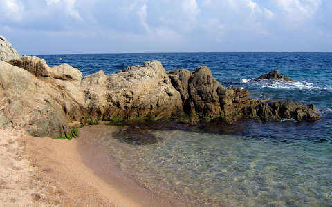 kövek és sziklák spanyolország tenger tengerpart