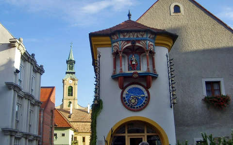 Magyarország, Székesfehérvár, Órajáték, háttérben a karmelita templom tornyával