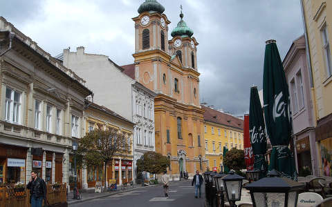 Székesfehérvár -Fő utca-Nepomuki szennt János templommal.
Építették a jezsuiták 1744 és 1751 között.Fotó: Kőszály