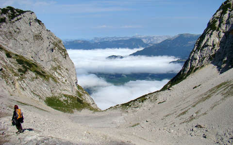 Osztrák Alpok, Grimming, felhők alatt a völgy