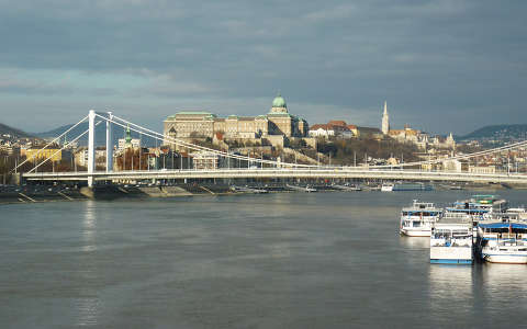 Erzsébet-híd, háttérben a budai vár, Mátyás templom Budapest