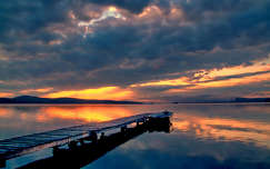 naplemente stég és móló csónak tó felhő kék óra