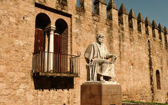 Córdoba, Espana, La muralla de la ciudad y el monumento de Averroes
