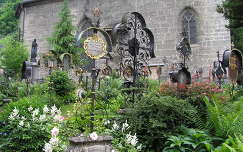 Salzburg, a vár alatti kápolna a temetővel