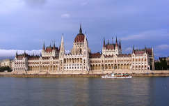 országház budapest folyó magyarország duna hajó